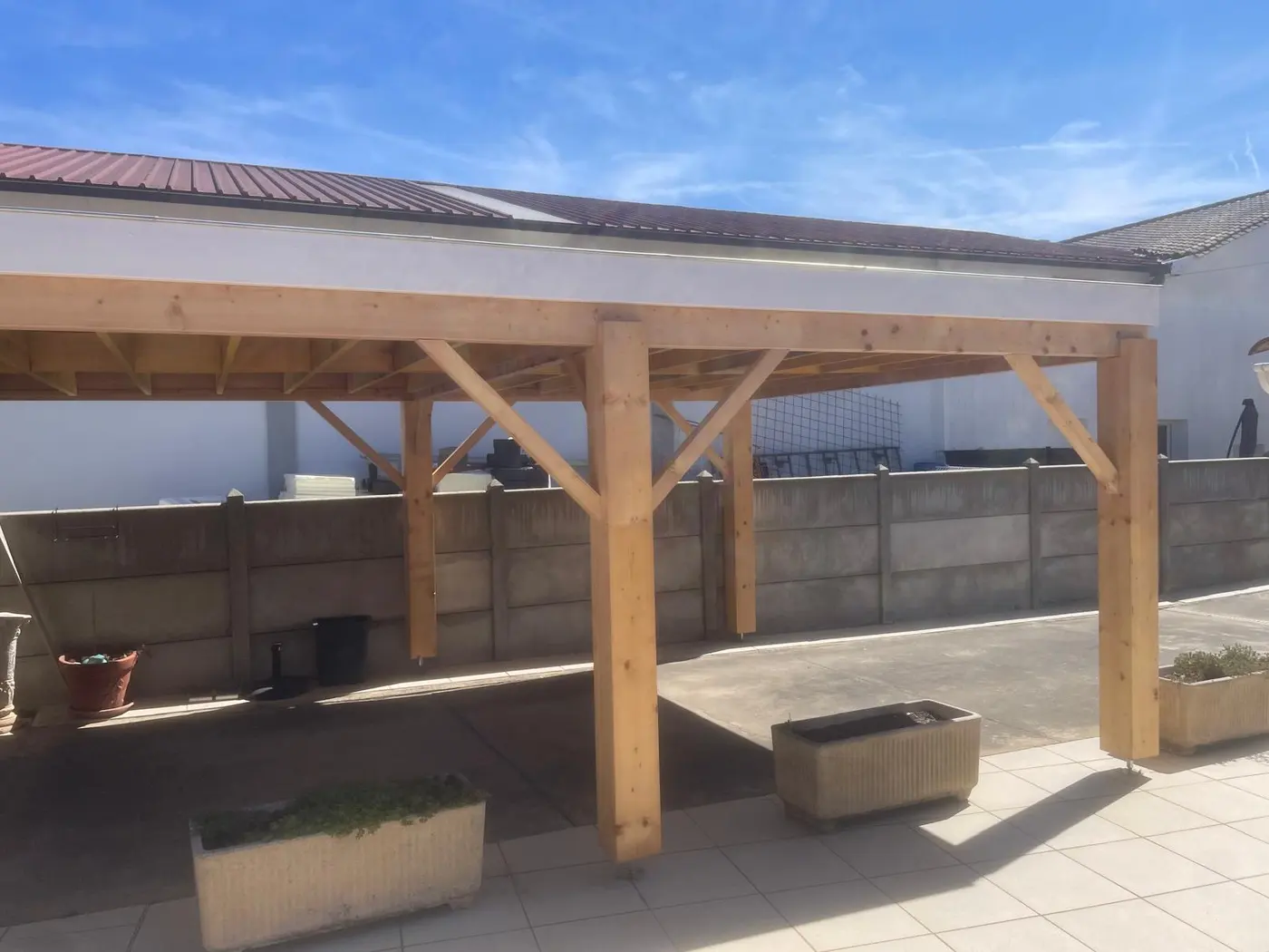 Charpente bois de carport réalisée par Rénov Leal'O